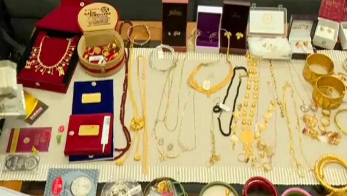 Đột kích nhà riêng của một phó Giám đốc công ty xây dựng, tịch thu số vàng trị giá gần 2 tỷ đồng, 400 triệu tiền mặt và 6 bất động sản ở vị trí đắc địa - Ảnh 1