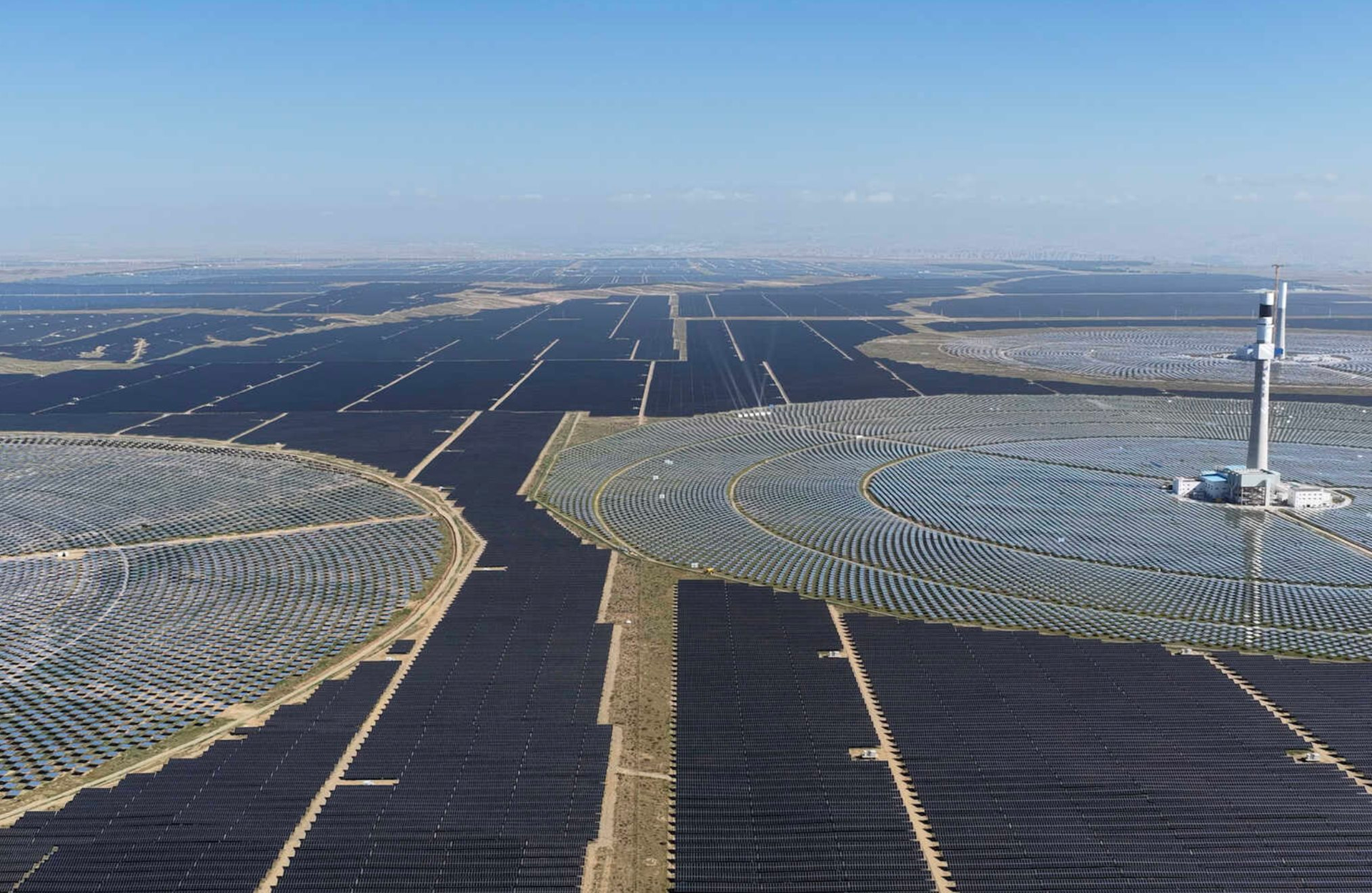 Láng giềng Việt Nam âm thầm đưa 7 triệu tấm 'mặt phẳng' cùng hệ thống 'pin nước' chưa từng có lên nơi cao 3000 mét: Mục đích là gì? - Ảnh 1