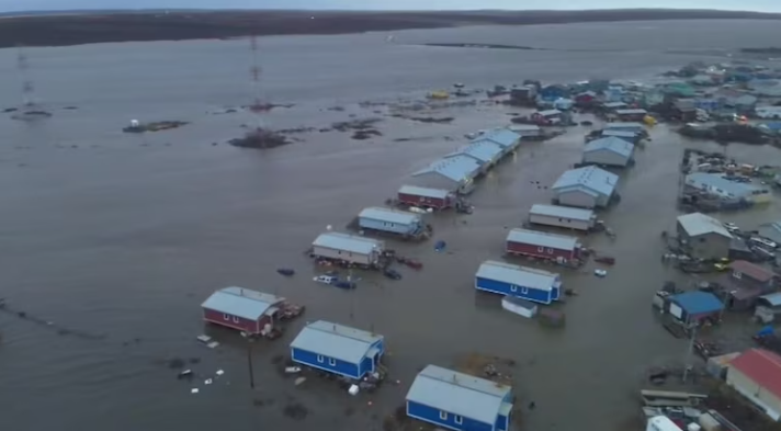 Bão Hạ Long càn quét dữ dội - Ảnh 1