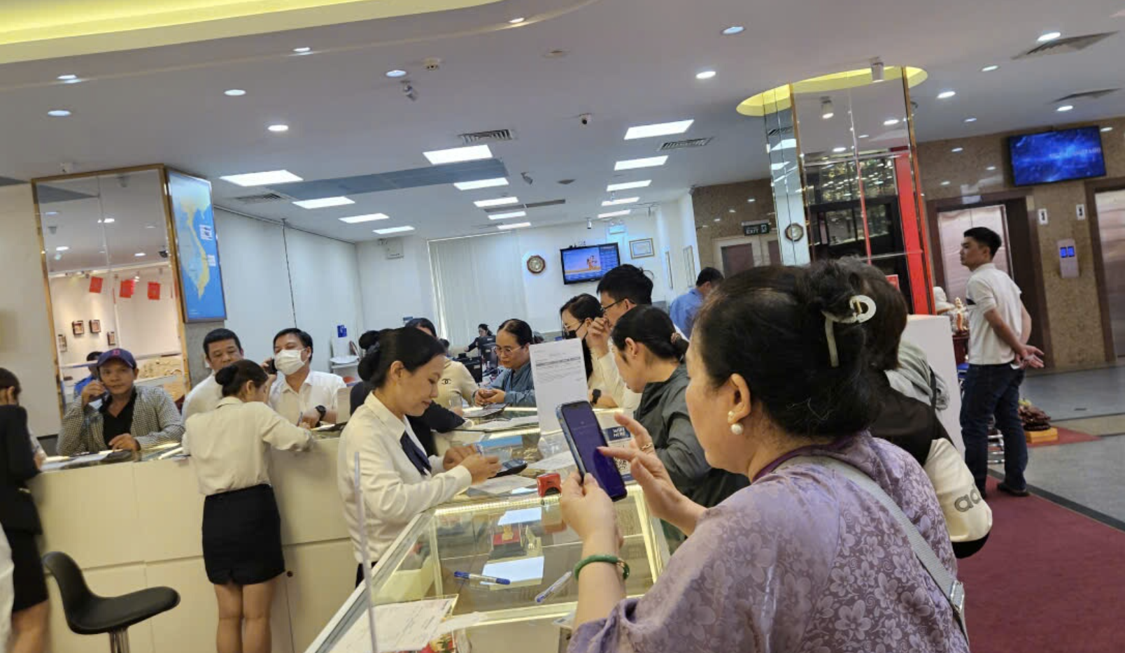 Giá bạc lập kỷ lục, nhiều người vẫn chi cả trăm triệu mua bạc trên giấy - Ảnh 3