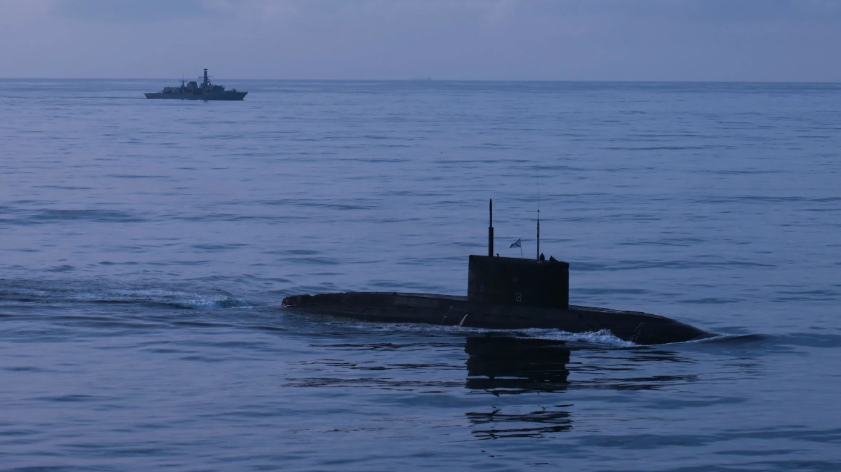 Tàu ngầm Nga hoạt động 'bất thường', Tổng thư ký NATO giễu 'lê lết về nhà': Cỗ máy chiến tranh gặp sự cố? - Ảnh 2