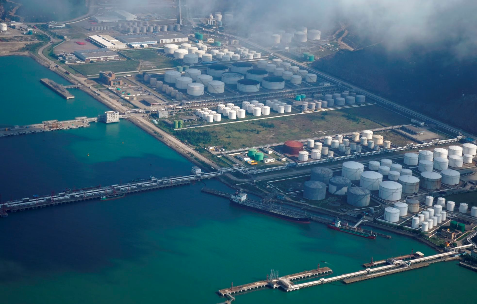 Quốc gia BRICS tuyên bố sẽ sản xuất gần 160 triệu tấn 'vàng lỏng', có khách mua đến 80 triệu tấn/năm với giá chiết khấu 30%: Sự 'kìm kẹp' của Mỹ và phương Tây lộ lỗ hổng? - Ảnh 1