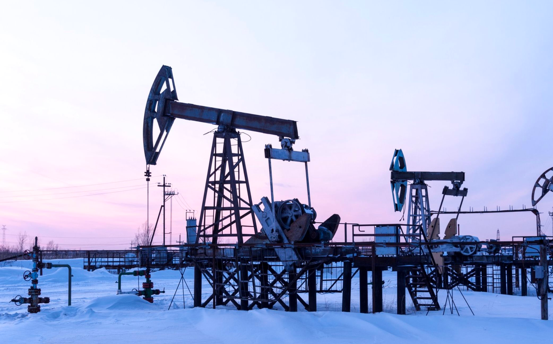 Nghịch lý tại cường quốc năng lượng hàng đầu thế giới: Hàng trăm nghìn thùng dầu biến mất mỗi ngày, gấp rút ra lệnh hạn chế xuất khẩu, hàng loạt nước châu Á lao đao - Ảnh 1