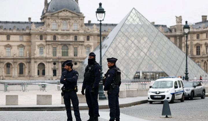 Trộm đột nhập bảo tàng Louvre, lấy đi nhiều báu vật vô giá - Ảnh 1