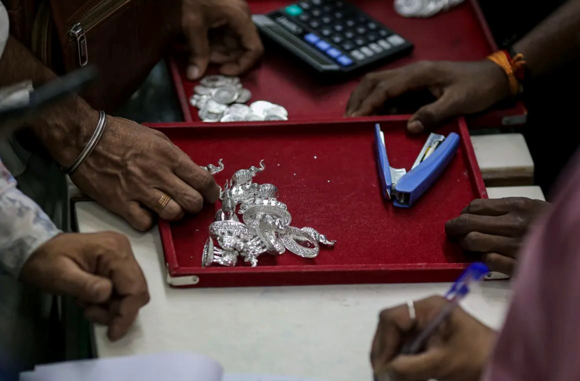 Không phải vàng, một loại tài sản khác đang tạo ra cơn địa chấn từ Á sang Âu: Trung tâm giao dịch lớn nhất thế giới cạn kiệt nguồn cung, chi phí vay tăng sốc 200% - Ảnh 1