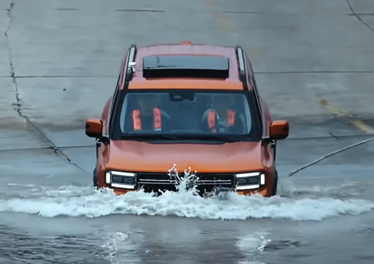 Chỉ có thể là Trung Quốc: Vừa ra mắt ô tô có khả năng lội nước chưa từng có, băng qua sông sâu với dòng chảy 5-10km/h, nhận ngay 10.000 đơn đặt hàng - Ảnh 1