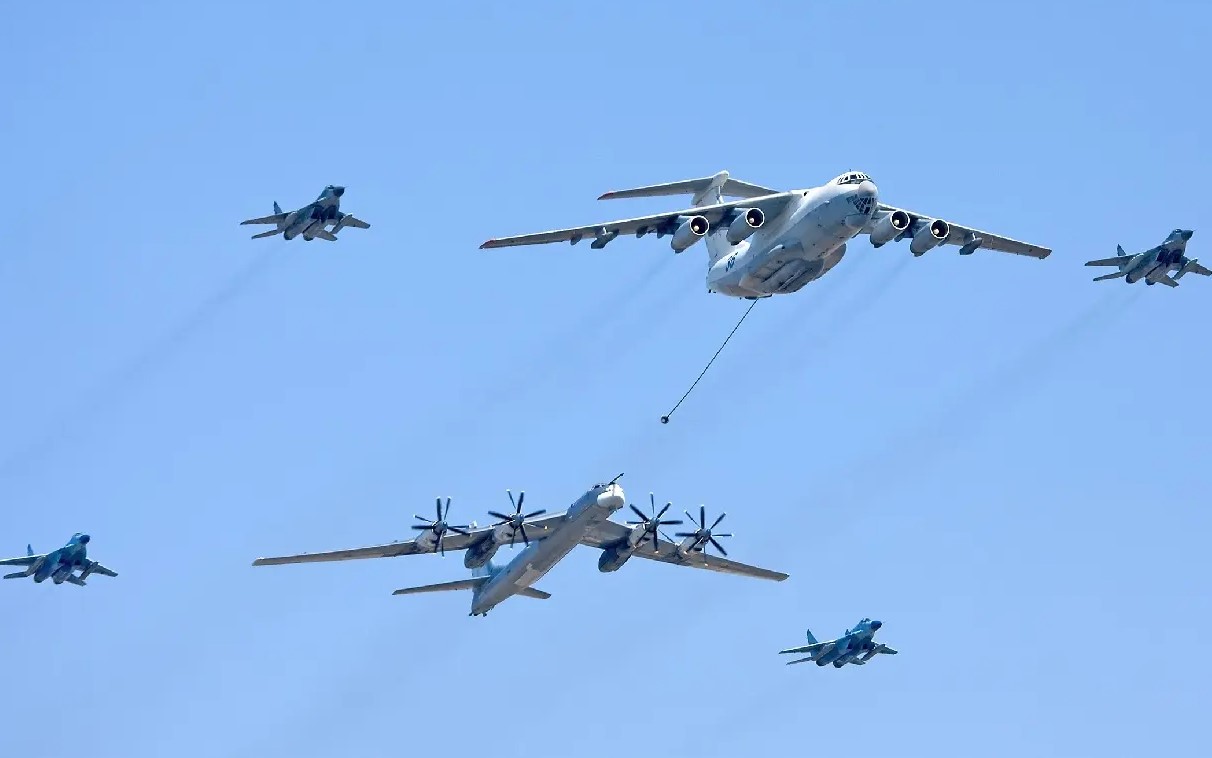 Newsweek: 'Khách hàng 156' trong email bị hack lộ diện - Trung Quốc 'săn' máy bay Nga tiếp sức không quân - Ảnh 1