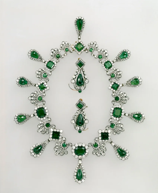 2 nghi phạm đã nhận tội trộm đồ tại bảo tàng Louvre, nhưng vẫn không ai biết 8 bảo vật đang ở đâu - Ảnh 2