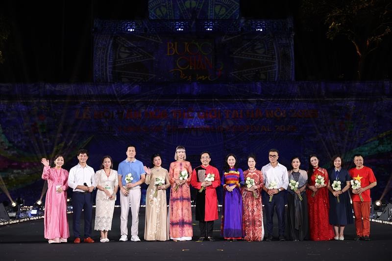 SHB và T&T Group đấu giá bức tranh 1 tỷ đồng để ủng hộ đồng bào vùng lũ - Ảnh 2