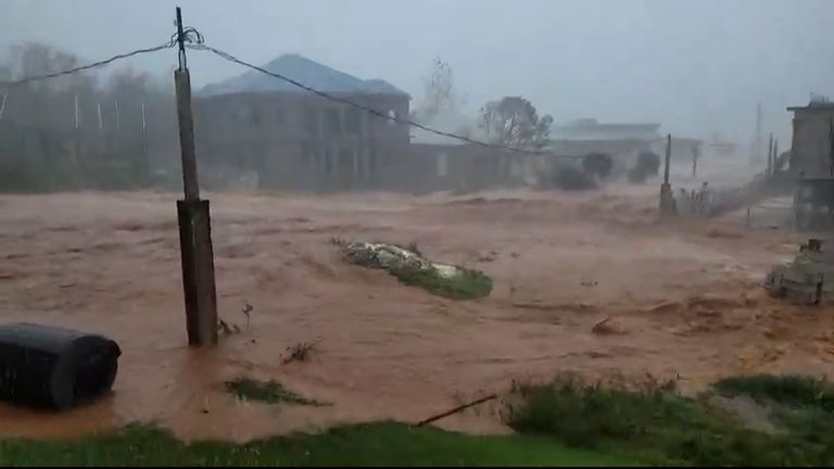 Siêu bão "quái vật" Melissa vò nát sân bay, khiến một quốc gia tuyên bố tình trạng thảm hoạ - Ảnh 2