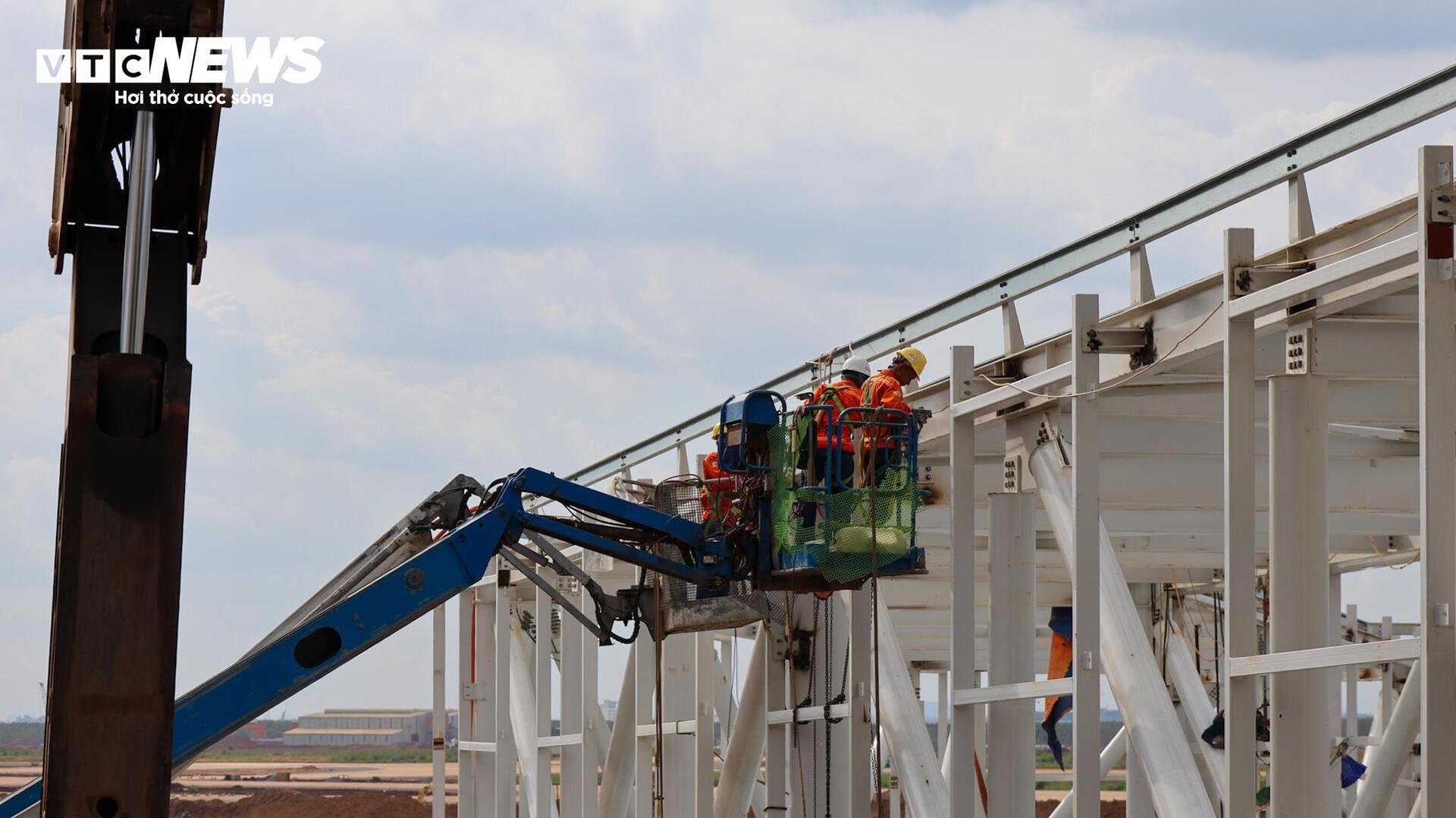 Công nhân thi công ngày đêm, nhiều hạng mục sân bay Long Thành vượt tiến độ - Ảnh 5