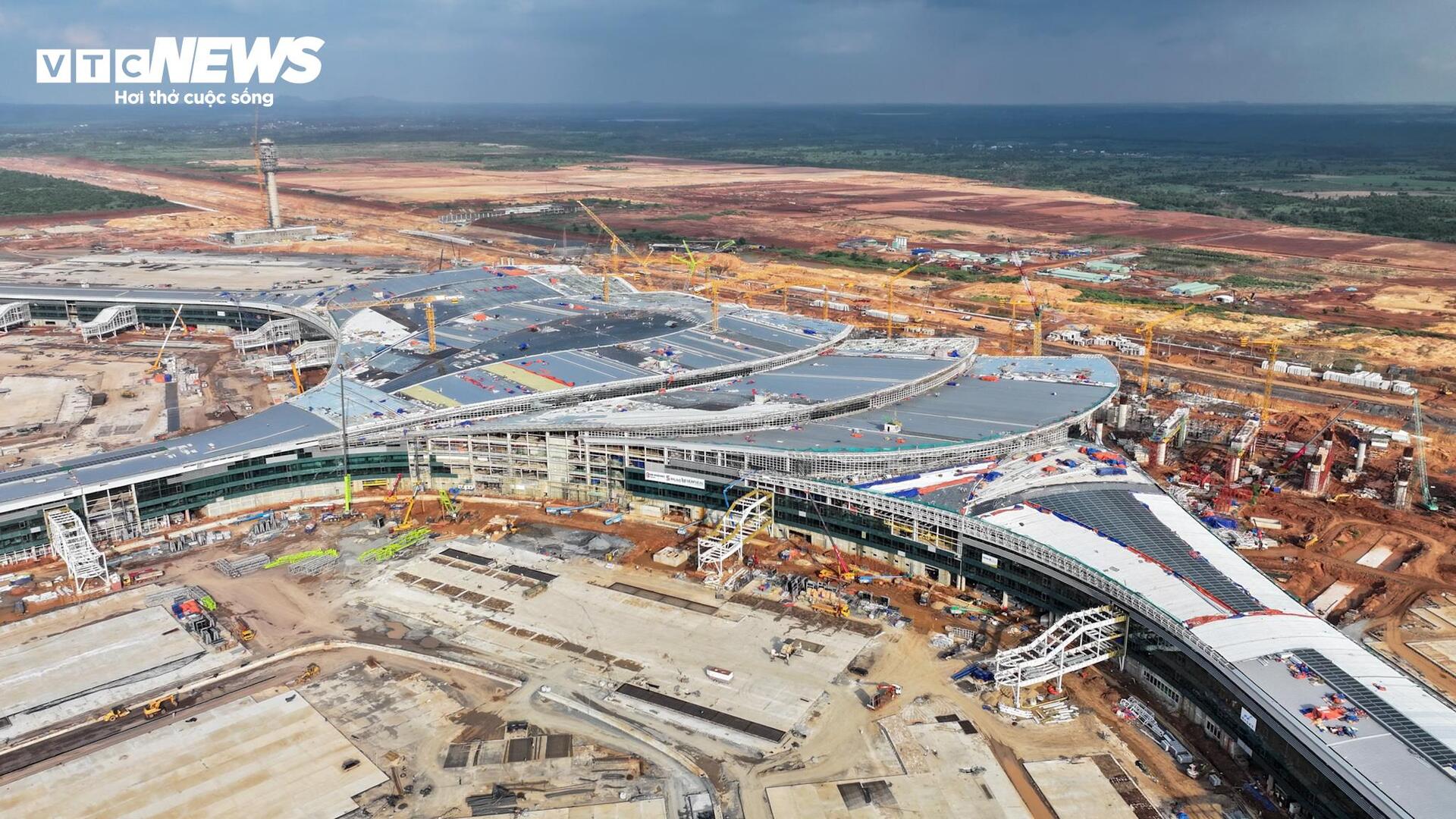 Công nhân thi công ngày đêm, nhiều hạng mục sân bay Long Thành vượt tiến độ - Ảnh 2