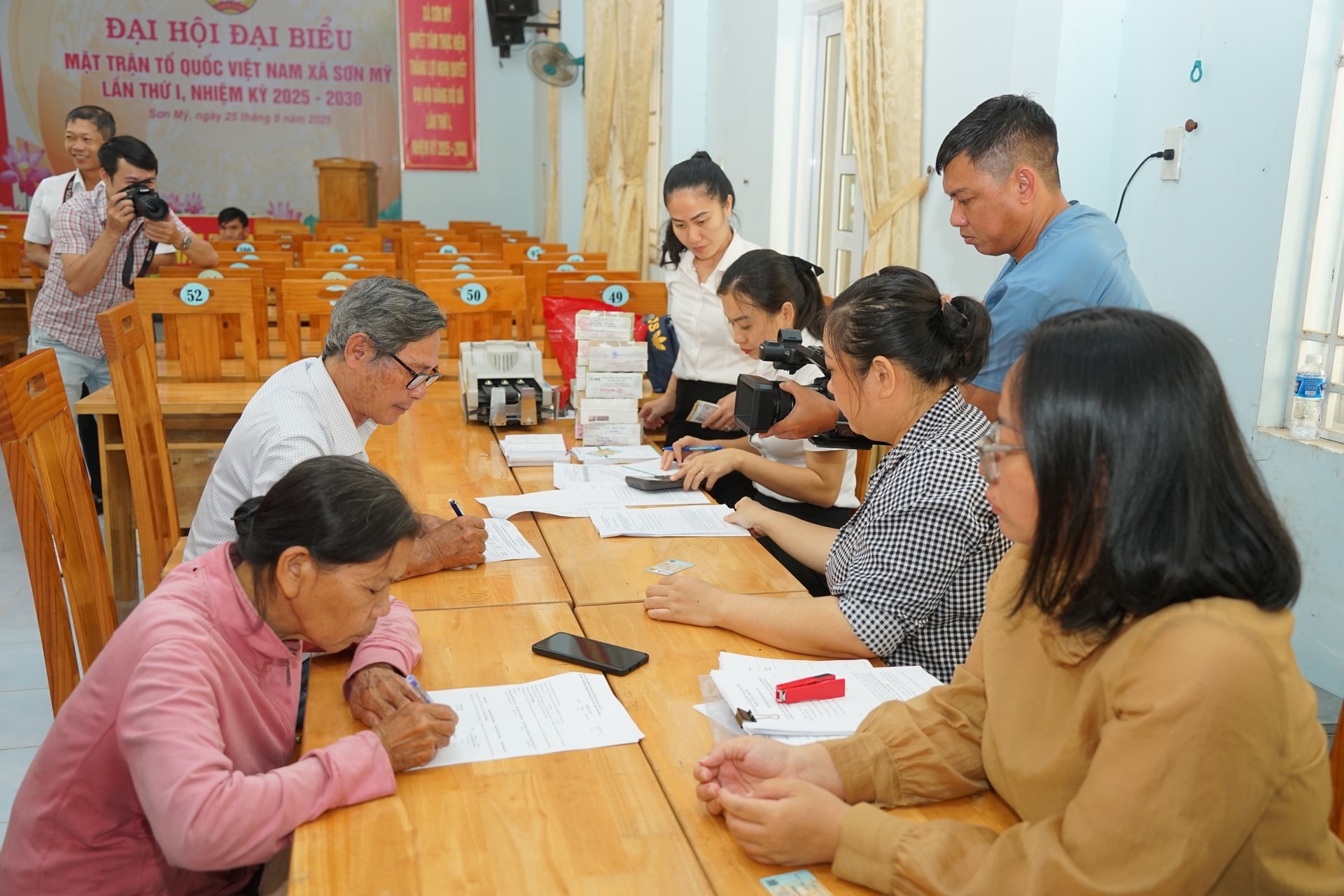 Người dân ở khu vực này của tỉnh Lâm Đồng vui mừng khi được chi trả tiền đền bù GPMB dự án KCN Sơn Mỹ 1 hơn 1.000 ha - Ảnh 1