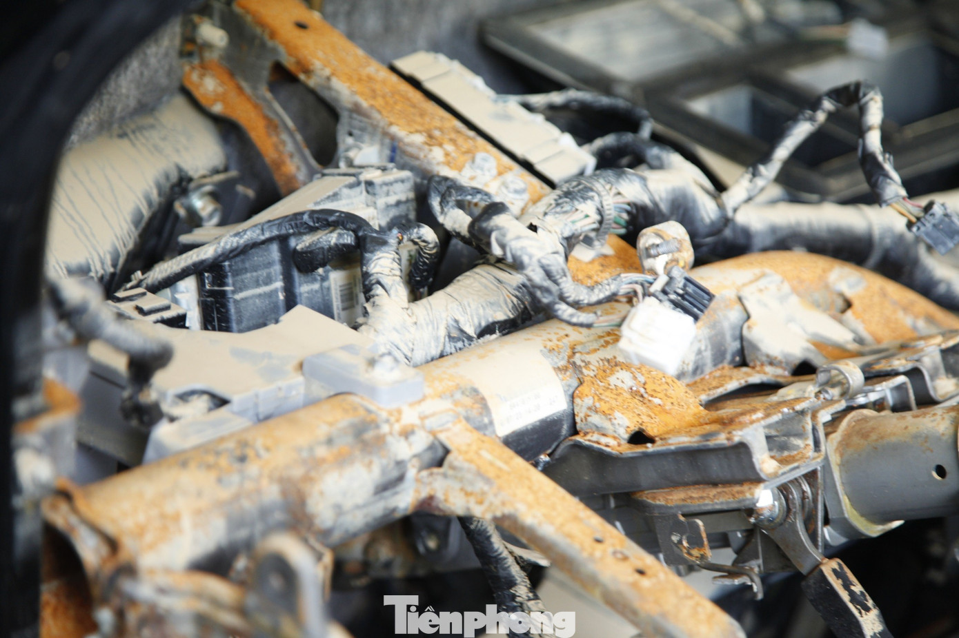 Sau lũ lịch sử, ô tô tiền tỷ bị ngập nước nằm chờ 'cấp cứu' - Ảnh 12