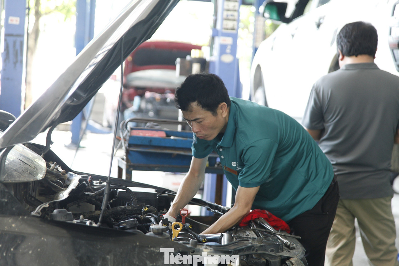 Sau lũ lịch sử, ô tô tiền tỷ bị ngập nước nằm chờ 'cấp cứu' - Ảnh 14