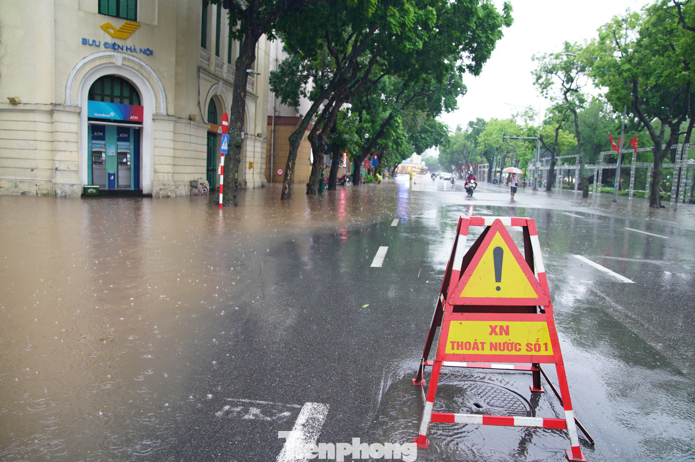 Nước hồ Gươm tràn bờ, nhiều tuyến phố cổ ngập sâu - Ảnh 9