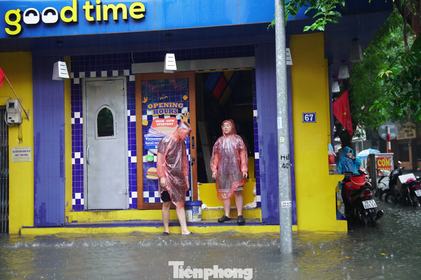 Nước hồ Gươm tràn bờ, nhiều tuyến phố cổ ngập sâu - Ảnh 10