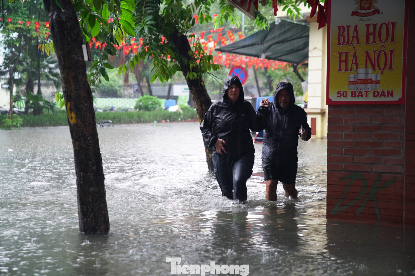 Nước hồ Gươm tràn bờ, nhiều tuyến phố cổ ngập sâu - Ảnh 11