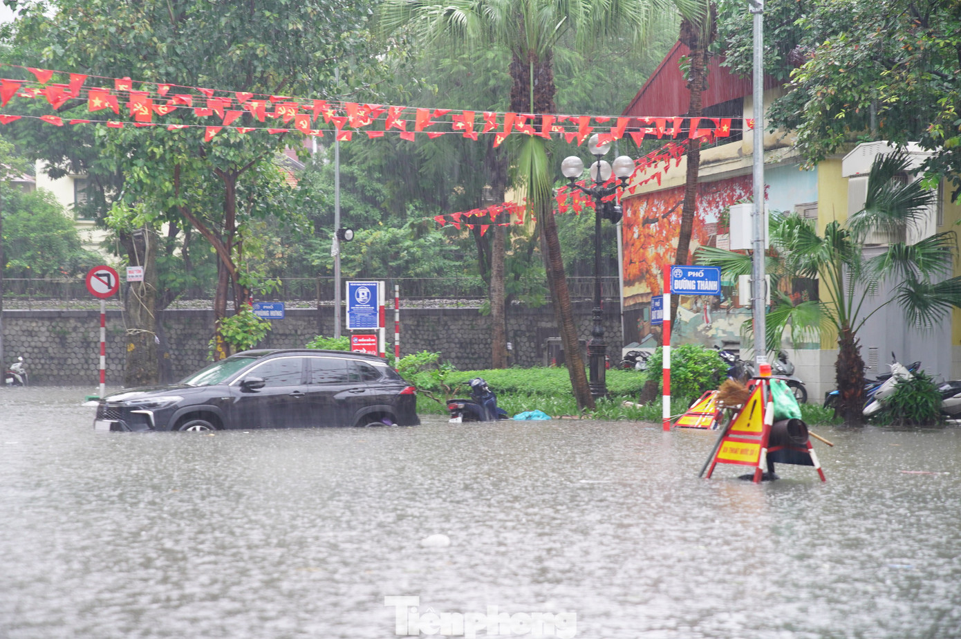 Nước hồ Gươm tràn bờ, nhiều tuyến phố cổ ngập sâu - Ảnh 12