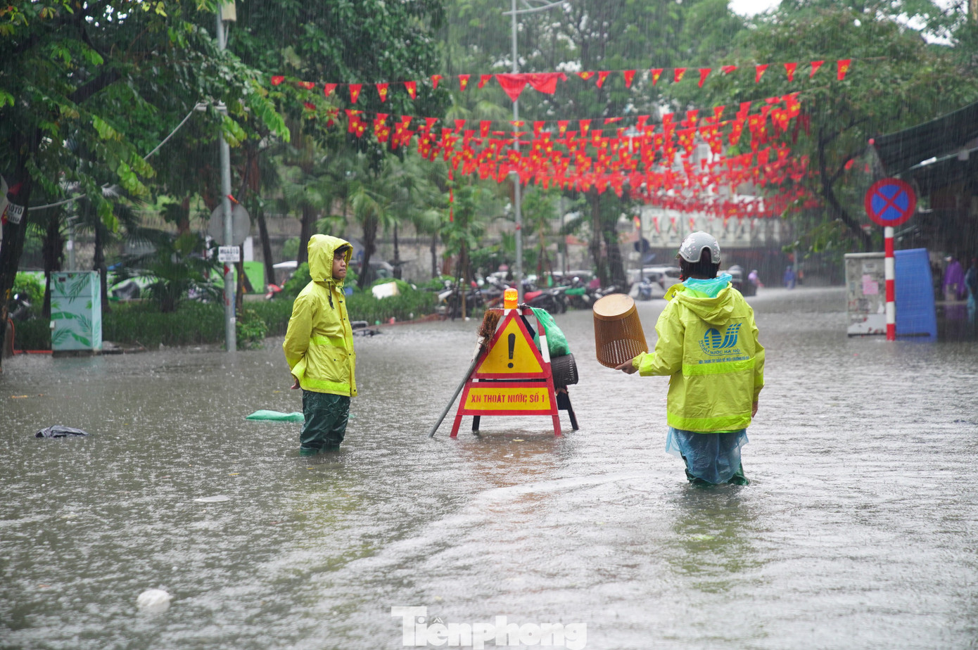 Nước hồ Gươm tràn bờ, nhiều tuyến phố cổ ngập sâu - Ảnh 13