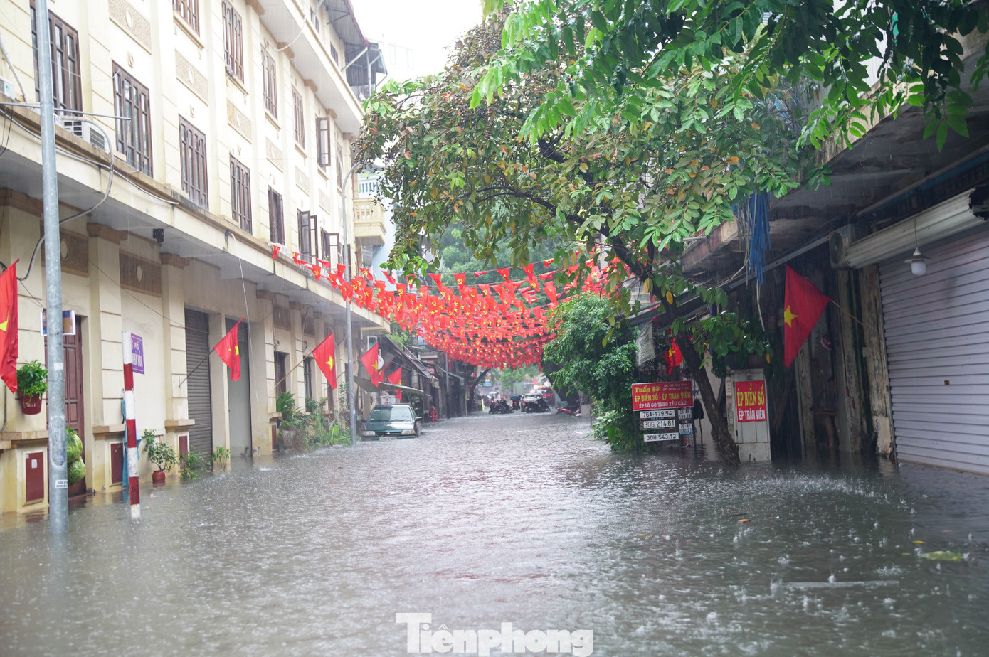 Nước hồ Gươm tràn bờ, nhiều tuyến phố cổ ngập sâu - Ảnh 14