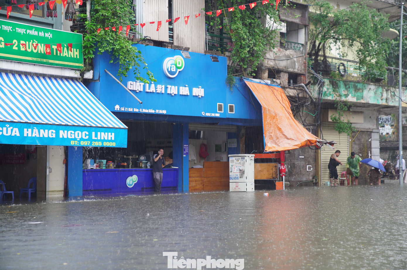 Nước hồ Gươm tràn bờ, nhiều tuyến phố cổ ngập sâu - Ảnh 15