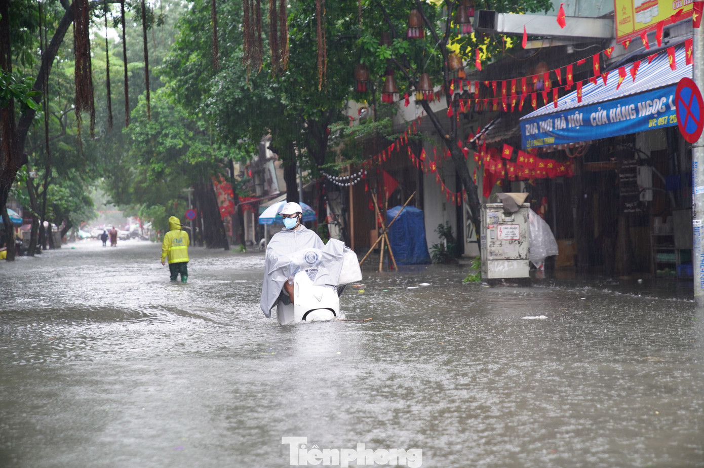Trời nắng đẹp, Hà Nội vẫn còn 7 điểm ngập sâu - Ảnh 1