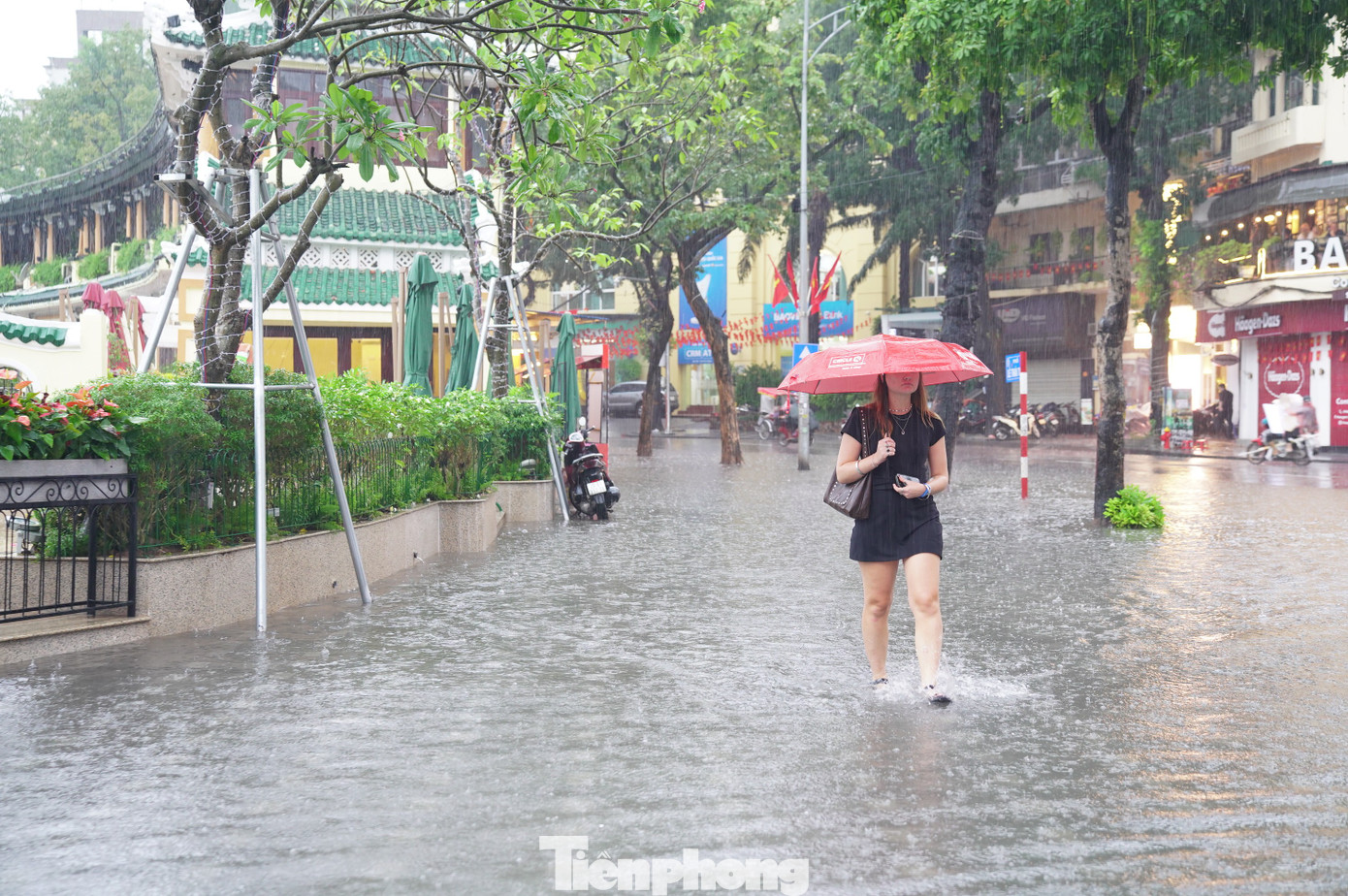 Nước hồ Gươm tràn bờ, nhiều tuyến phố cổ ngập sâu - Ảnh 4