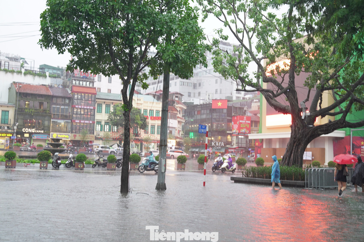 Nước hồ Gươm tràn bờ, nhiều tuyến phố cổ ngập sâu - Ảnh 5