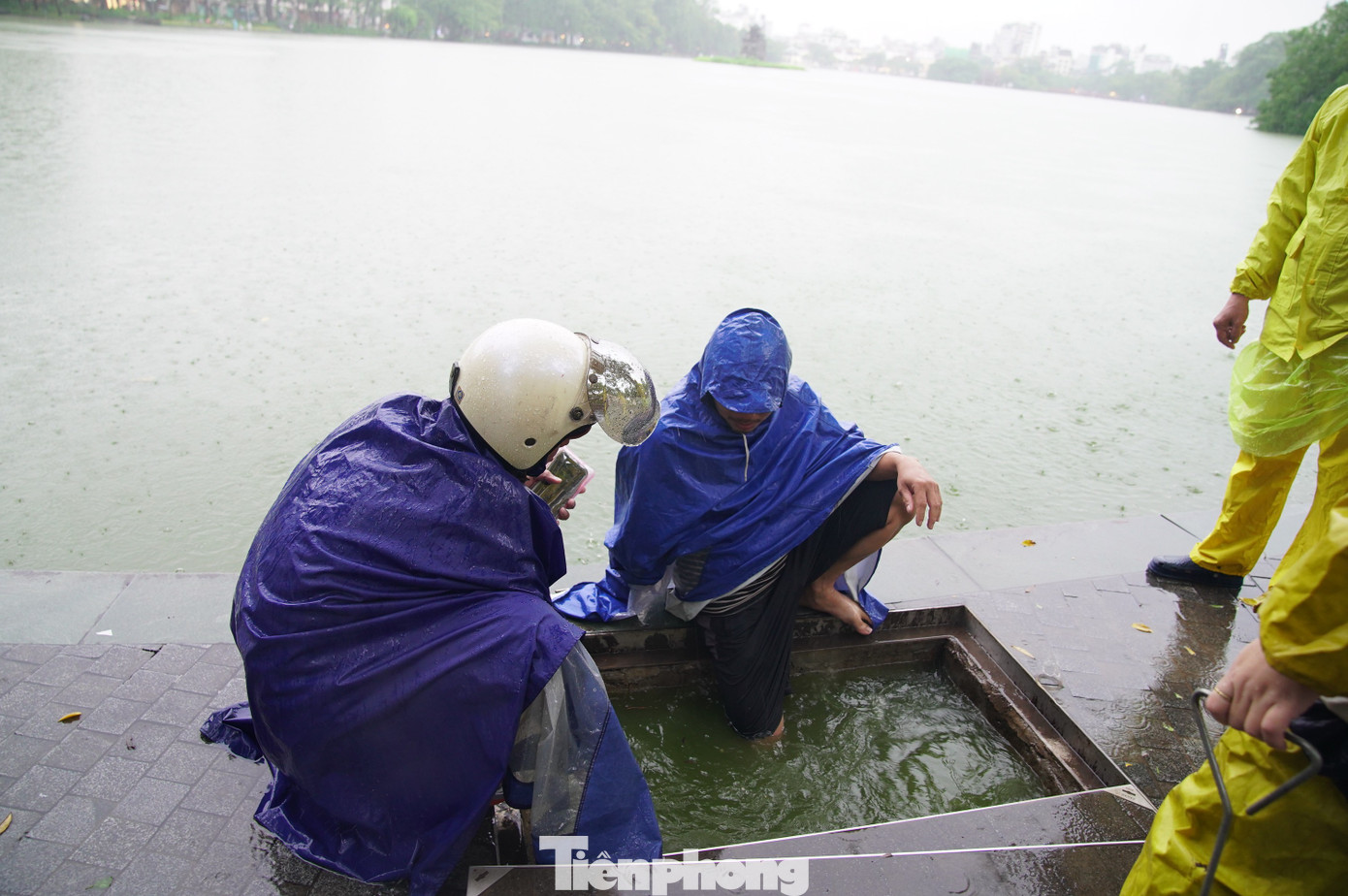 Nước hồ Gươm tràn bờ, nhiều tuyến phố cổ ngập sâu - Ảnh 6