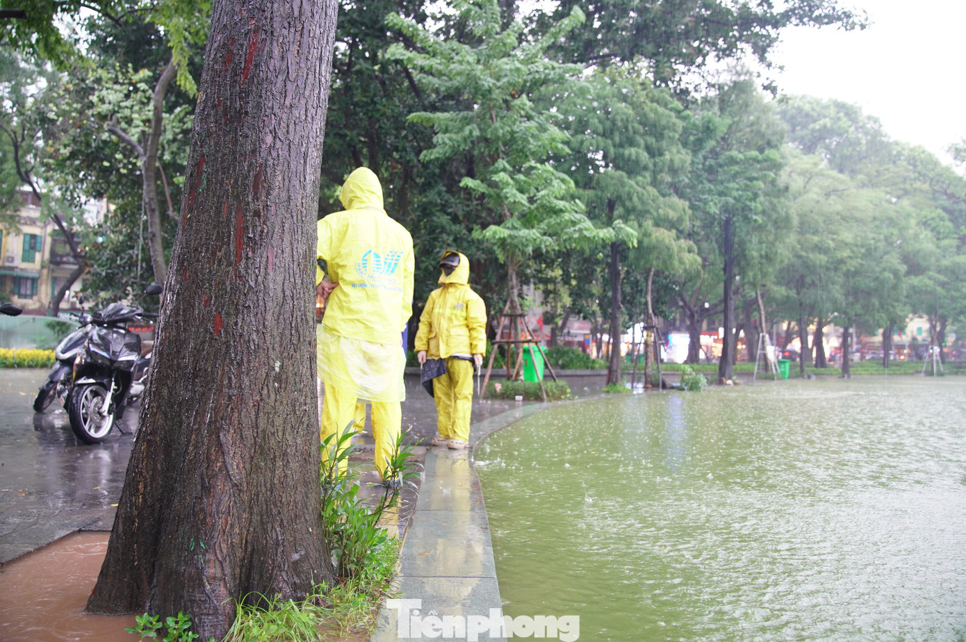 Nước hồ Gươm tràn bờ, nhiều tuyến phố cổ ngập sâu - Ảnh 7