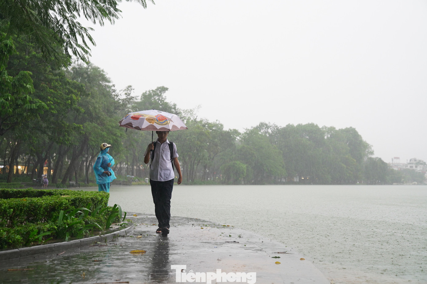 Nước hồ Gươm tràn bờ, nhiều tuyến phố cổ ngập sâu - Ảnh 2