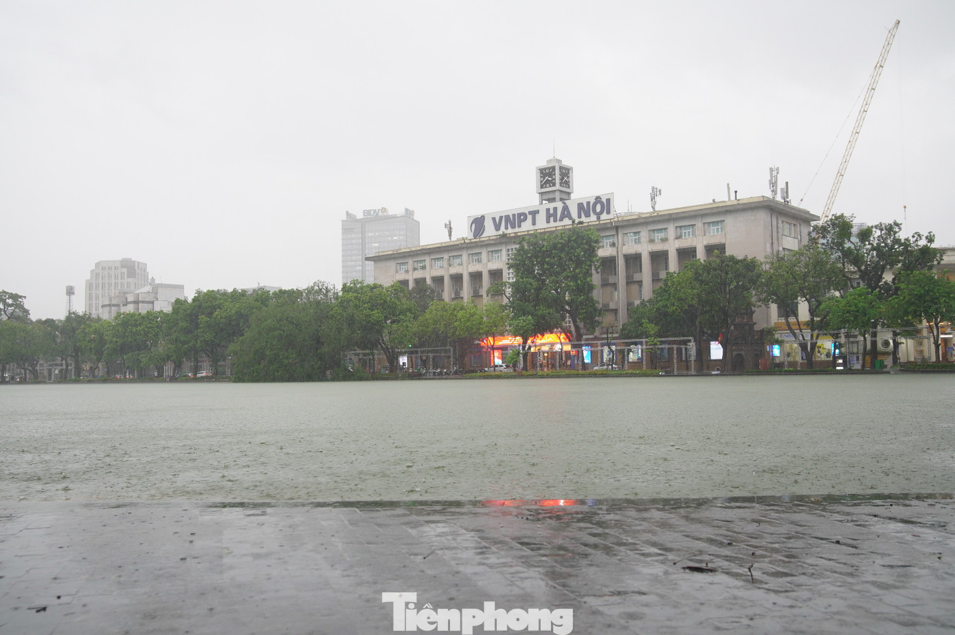 Nước hồ Gươm tràn bờ, nhiều tuyến phố cổ ngập sâu - Ảnh 1