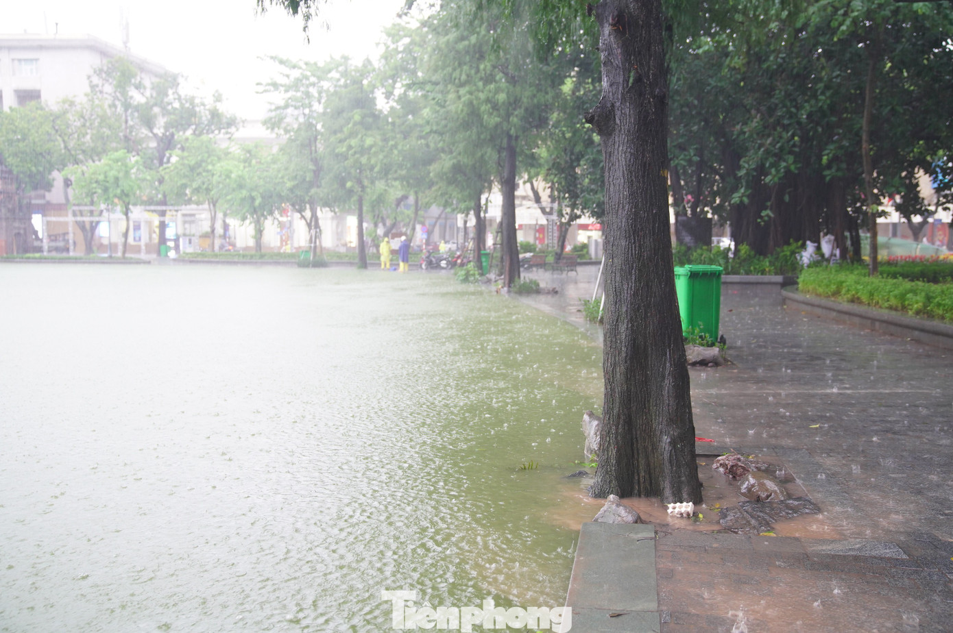 Nước hồ Gươm tràn bờ, nhiều tuyến phố cổ ngập sâu - Ảnh 8