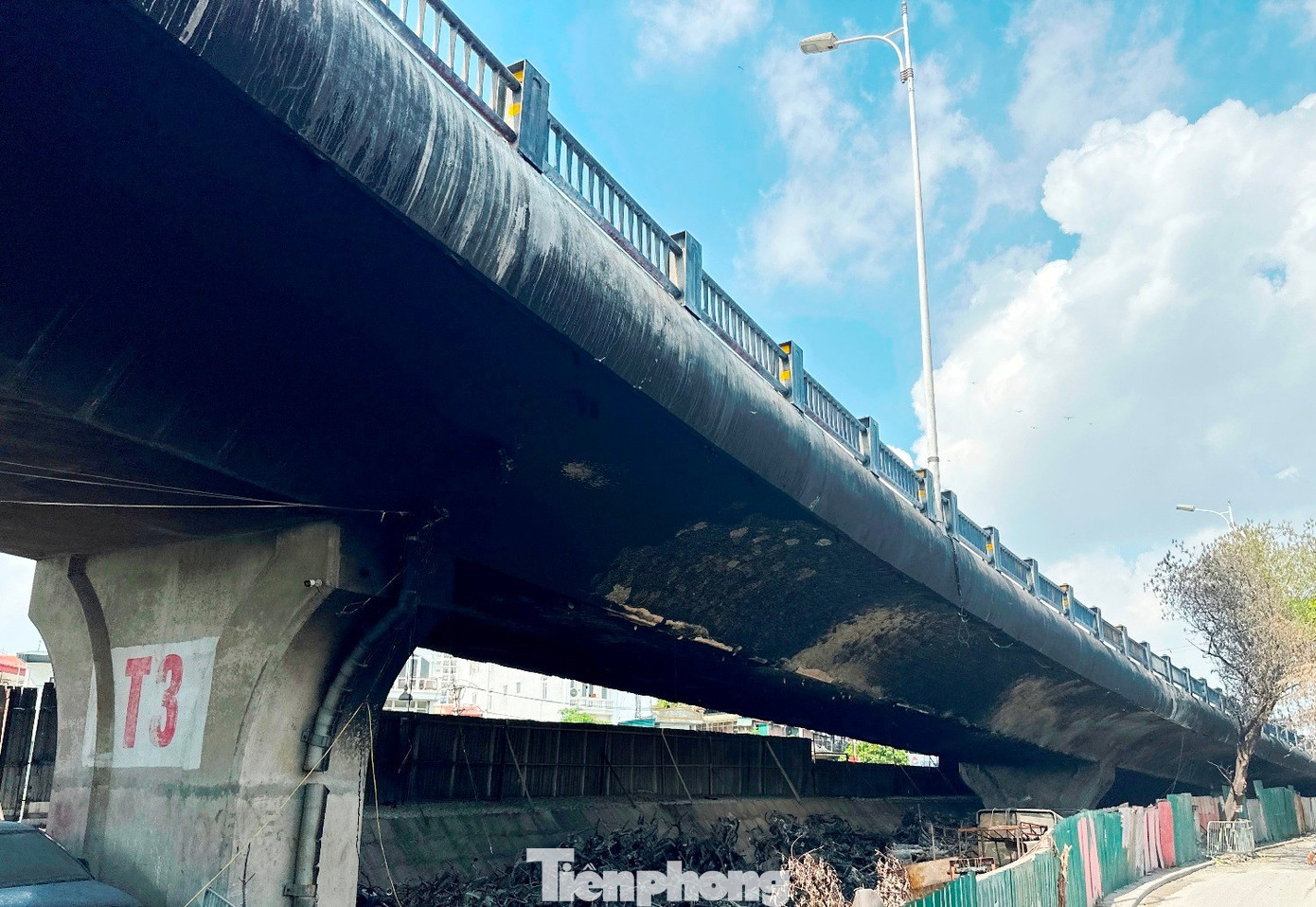 Hơn 2,6 tỷ đồng sửa cầu Vĩnh Tuy sau vụ cháy bãi xe - Ảnh 1