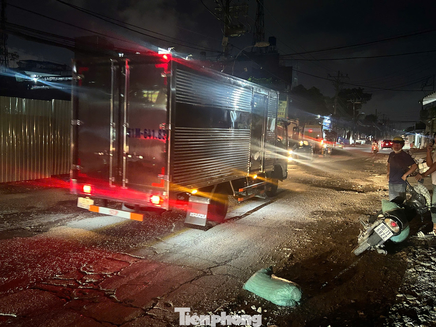 Đường 'đau khổ' vừa đi vừa sợ ở TPHCM - Ảnh 1