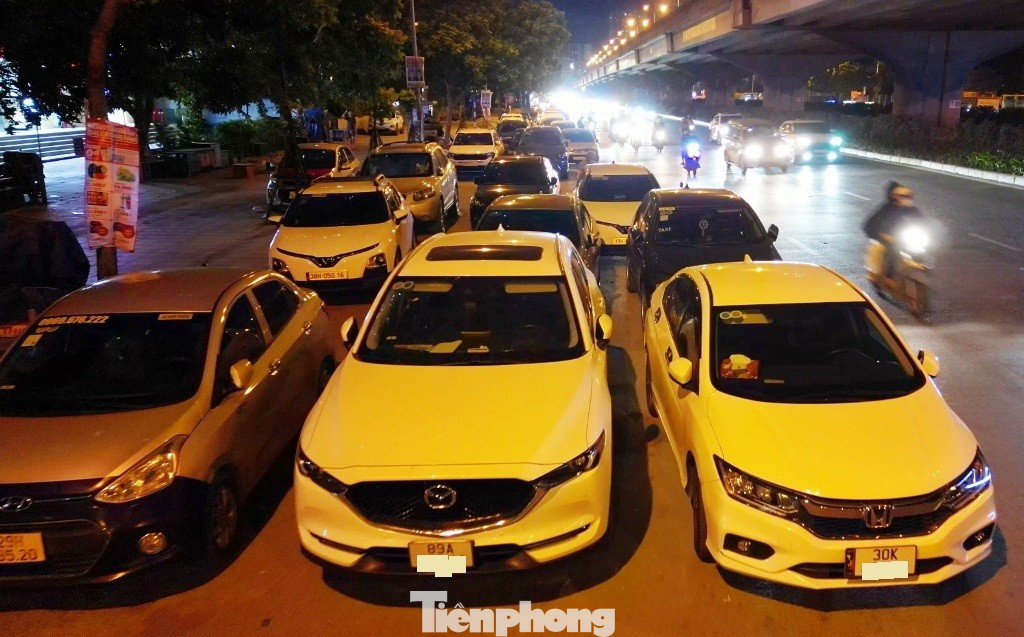 Cận cảnh tuyến đường được Trưởng Phòng CSGT Hà Nội nói 'về đêm là thành bãi xe khổng lồ' - Ảnh 2