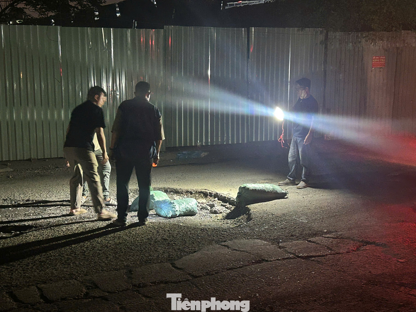 Đường 'đau khổ' vừa đi vừa sợ ở TPHCM - Ảnh 2