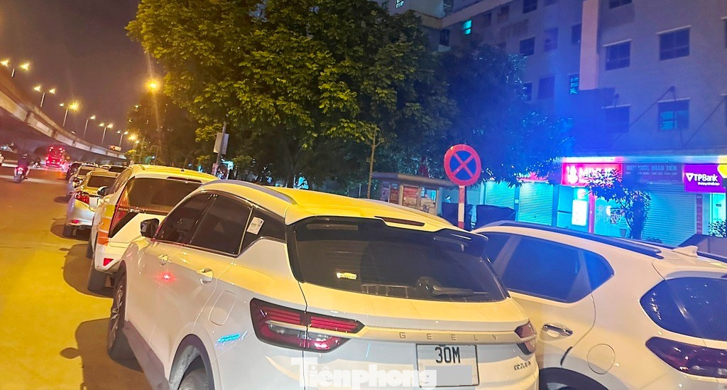 Cận cảnh tuyến đường được Trưởng Phòng CSGT Hà Nội nói 'về đêm là thành bãi xe khổng lồ' - Ảnh 3