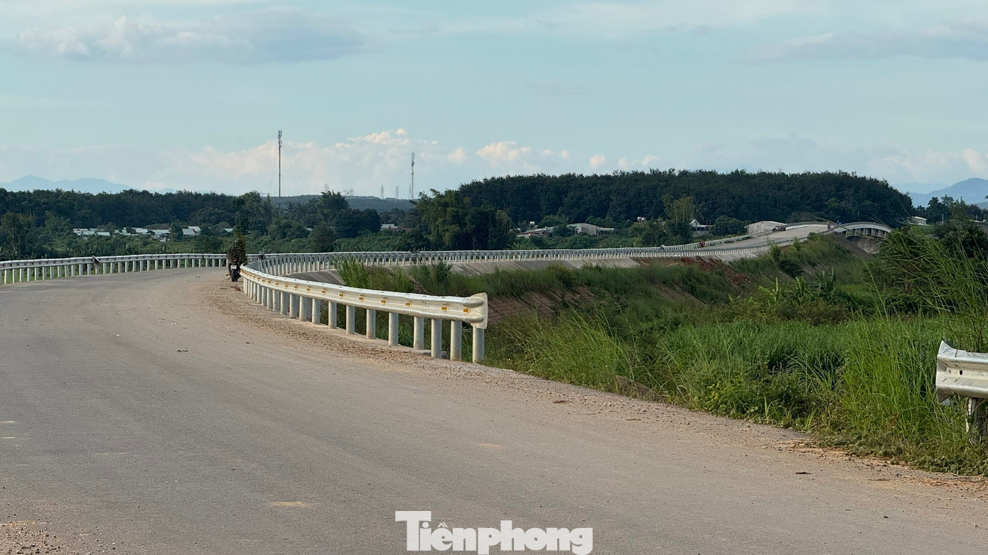 Cầu hơn 120 tỷ xây xong nằm ‘phơi nắng mưa’ chờ… 3 hộ dân - Ảnh 9