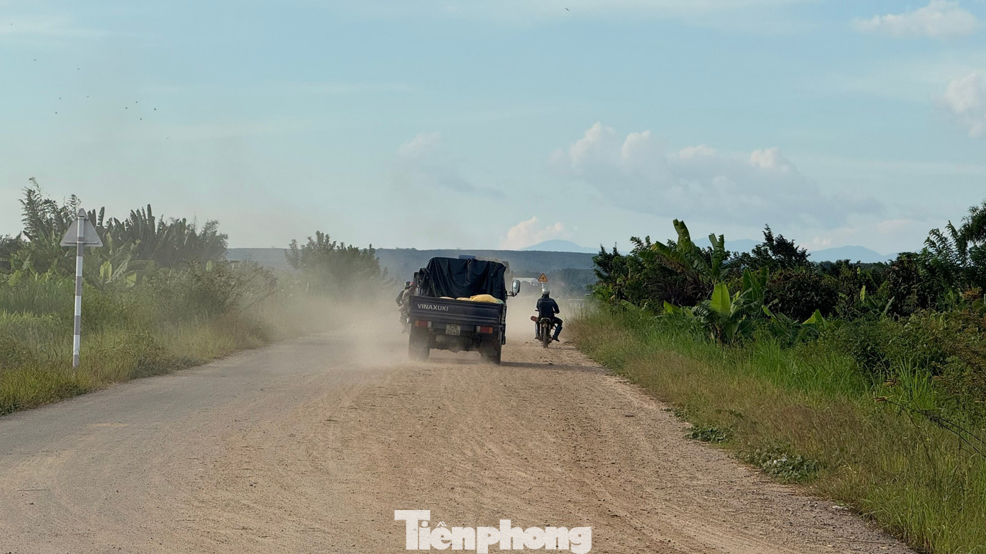 Cầu hơn 120 tỷ xây xong nằm ‘phơi nắng mưa’ chờ… 3 hộ dân - Ảnh 10