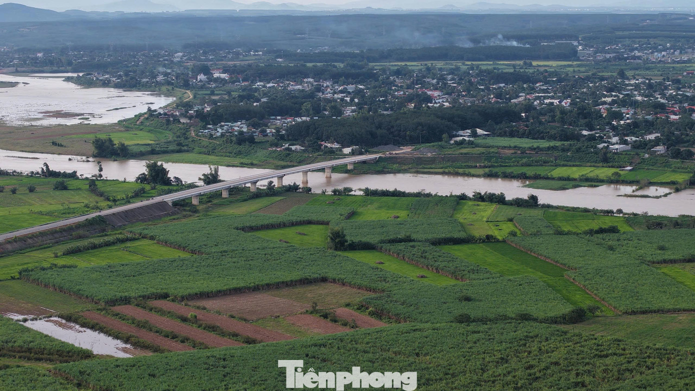 Cầu hơn 120 tỷ xây xong nằm ‘phơi nắng mưa’ chờ… 3 hộ dân - Ảnh 1