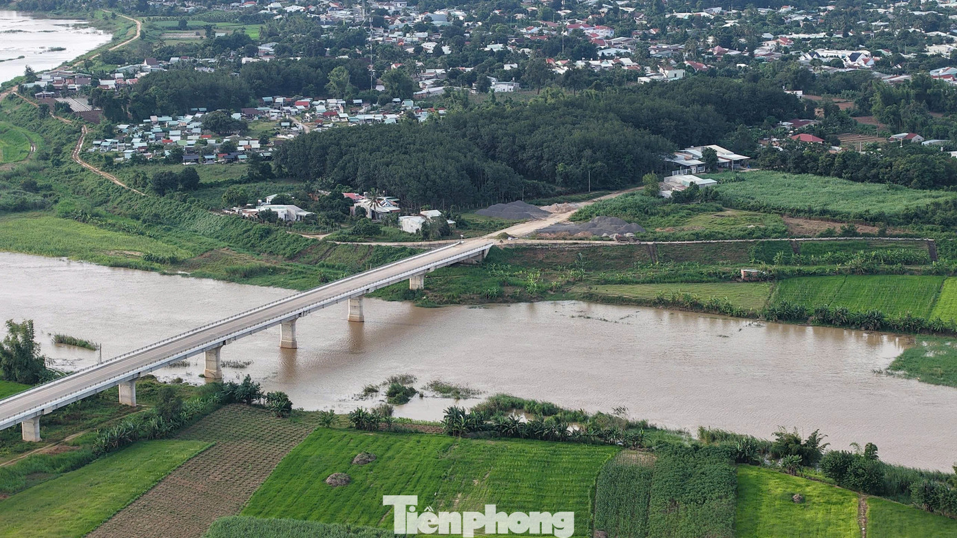 Cầu hơn 120 tỷ xây xong nằm ‘phơi nắng mưa’ chờ… 3 hộ dân - Ảnh 2