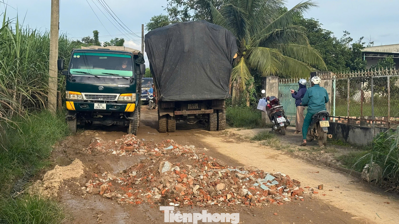 Cầu hơn 120 tỷ xây xong nằm ‘phơi nắng mưa’ chờ… 3 hộ dân - Ảnh 6