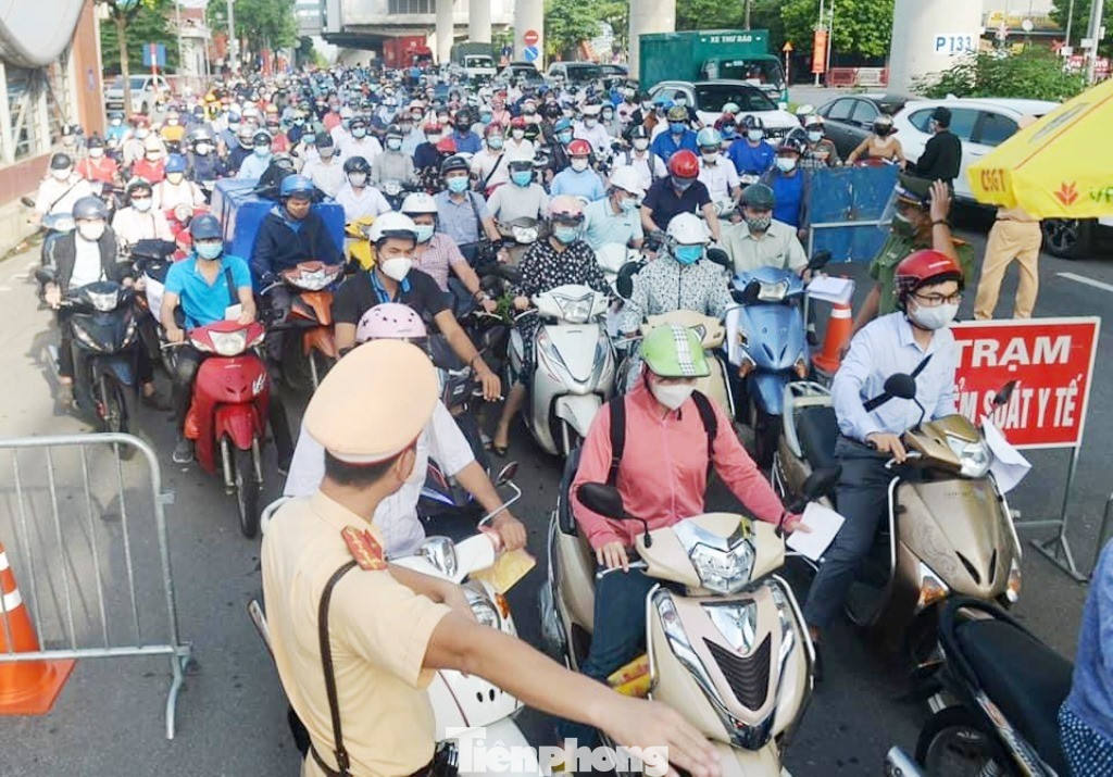 Chuyên gia: Đề xuất bố trí lệch giờ học, giờ làm giúp giảm ùn tắc giao thông ngay - Ảnh 2