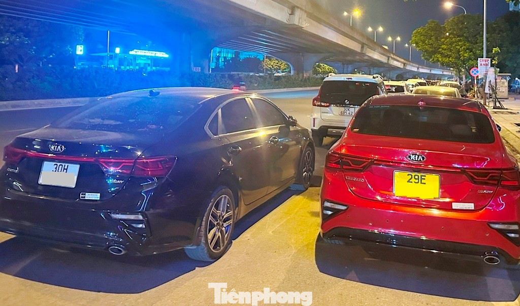 Cận cảnh tuyến đường được Trưởng Phòng CSGT Hà Nội nói 'về đêm là thành bãi xe khổng lồ' - Ảnh 4