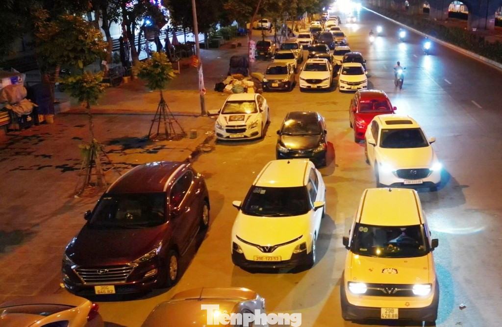 Cận cảnh tuyến đường được Trưởng Phòng CSGT Hà Nội nói 'về đêm là thành bãi xe khổng lồ' - Ảnh 5