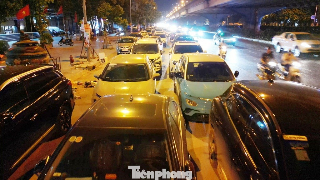 Cận cảnh tuyến đường được Trưởng Phòng CSGT Hà Nội nói 'về đêm là thành bãi xe khổng lồ' - Ảnh 8