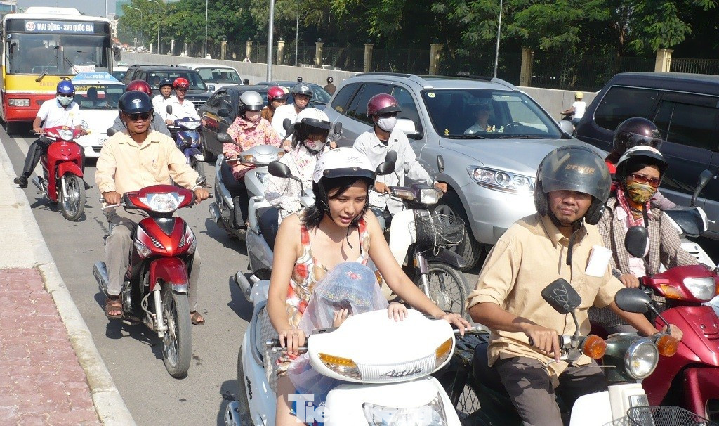 Chuyên gia: Đề xuất bố trí lệch giờ học, giờ làm giúp giảm ùn tắc giao thông ngay - Ảnh 1