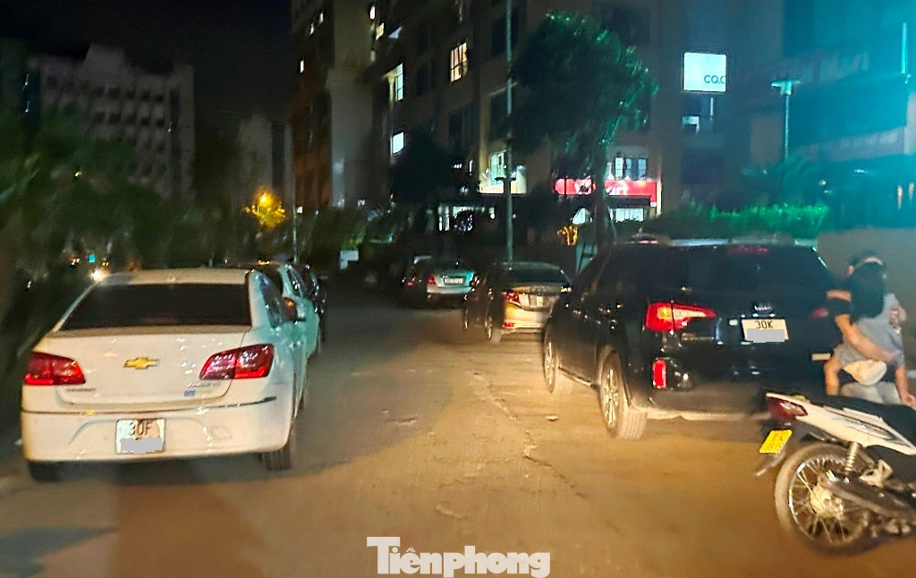 Cận cảnh tuyến đường được Trưởng Phòng CSGT Hà Nội nói 'về đêm là thành bãi xe khổng lồ' - Ảnh 7